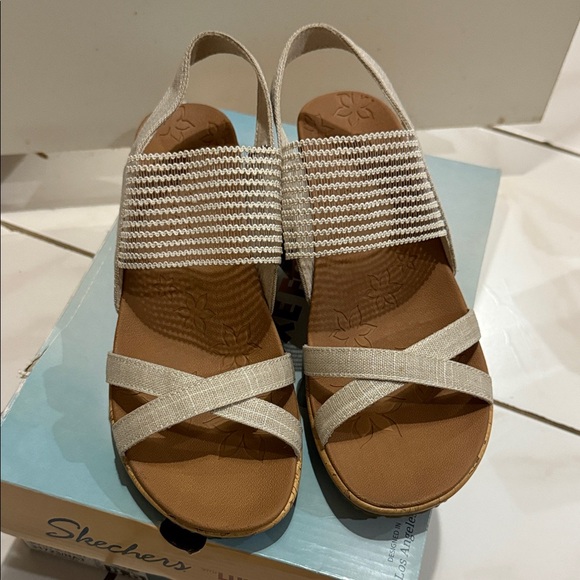 Skechers luxe foam Beverlee shoe - Picture 1 of 9